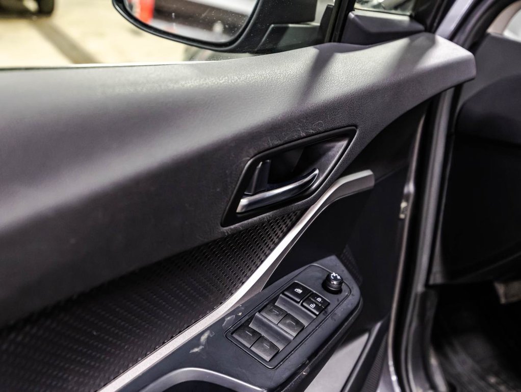 2021 Toyota C-HR LE I JAMAIS ACCIDENTÉ I CARPLAY I CAMERA I BLUETOOTH I SECURITE ACTIVE in , Quebec - 11 - w1024h768px
