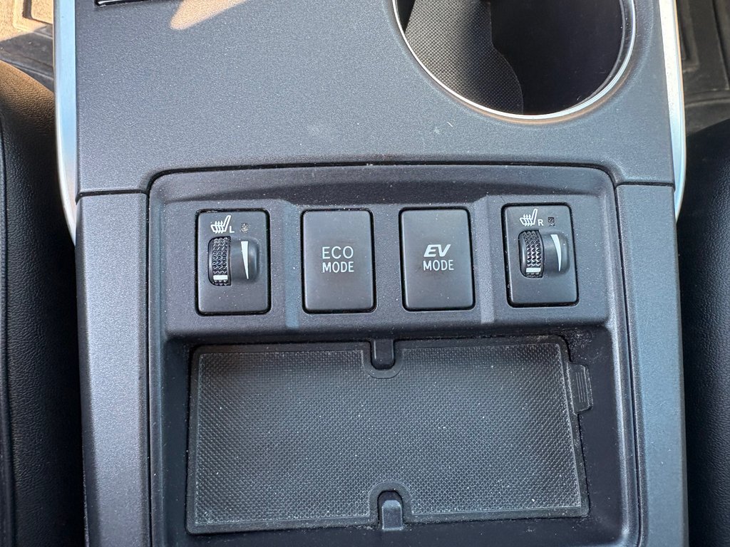 Toyota Camry Hybrid XLE HYBIDE POUR L'ÉCONOMIE ET LA DISTANCE 2017 à Montréal, Québec - 12 - w1024h768px