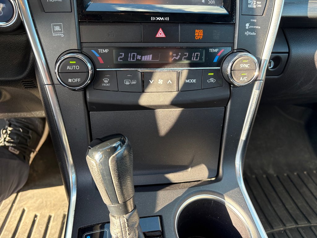 Toyota Camry Hybrid XLE HYBIDE POUR L'ÉCONOMIE ET LA DISTANCE 2017 à Montréal, Québec - 13 - w1024h768px