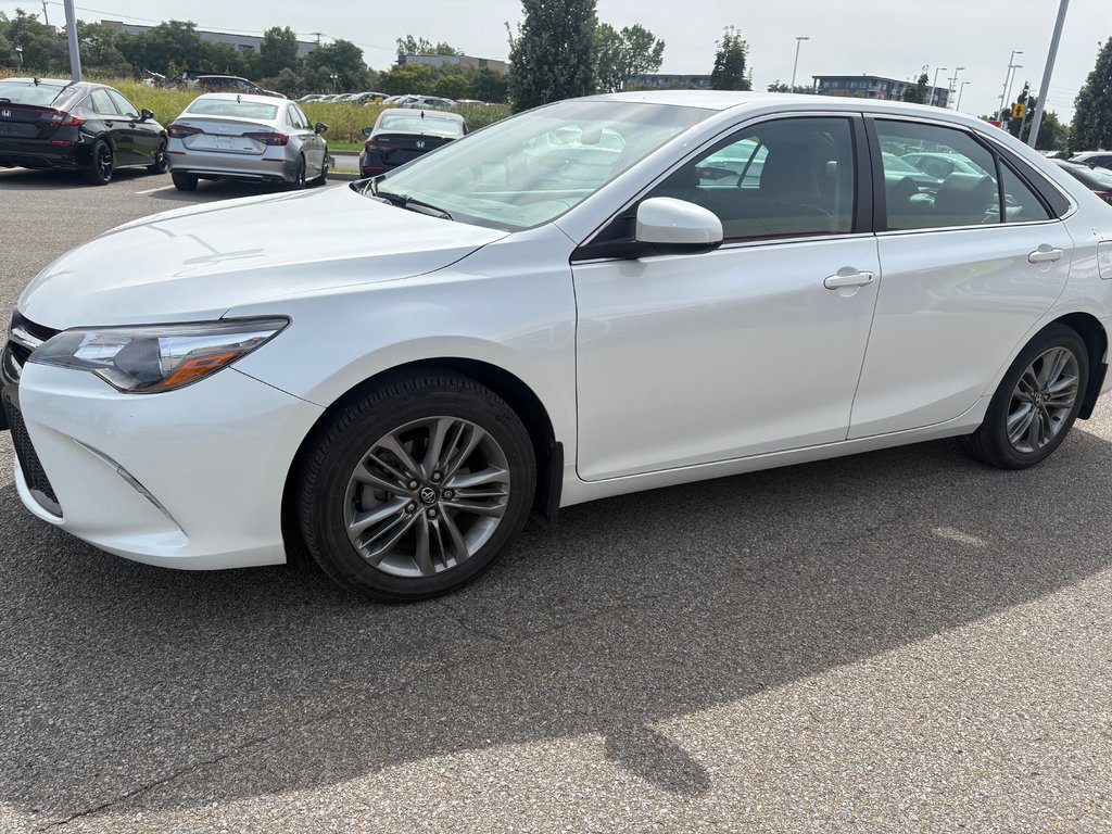 2017 Toyota Camry in Lachenaie, Quebec - 1 - w1024h768px