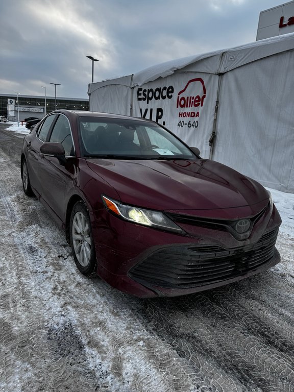 2019 Toyota Camry LE in Montreal, Quebec - 1 - w1024h768px