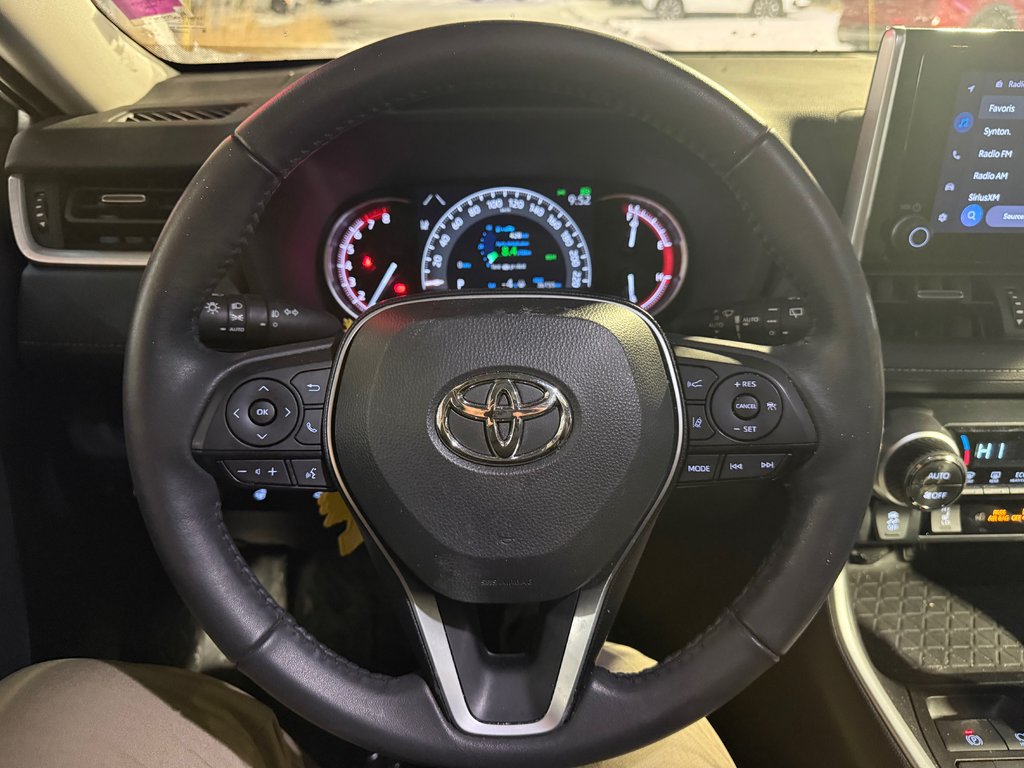 Toyota RAV4 XLE 2023 à Montréal, Québec - 2 - w1024h768px