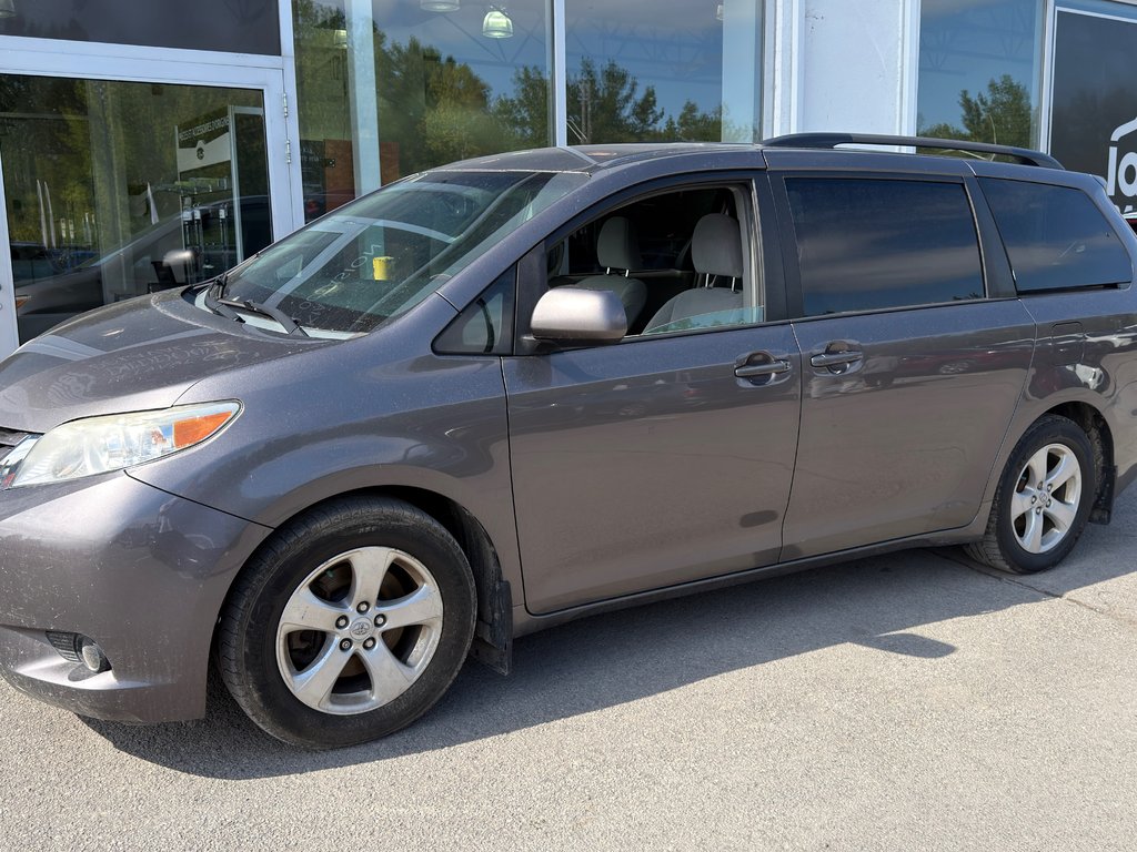 Toyota Sienna LE 2015 à Montréal, Québec - 1 - w1024h768px