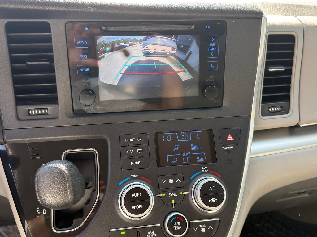 Toyota Sienna LE 2015 à Montréal, Québec - 8 - w1024h768px