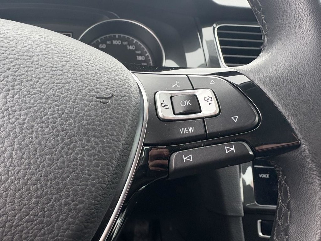 Volkswagen Golf Comfortline MANUELLE I 5 PORTES I CARPLAY I 2 SETS DE MAGS I CARPLAY I CAMERA I SIEGES CHAUFFANTS I 2021 à , Québec - 9 - w1024h768px