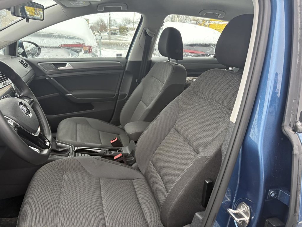 Volkswagen Golf Comfortline MANUELLE I 5 PORTES I CARPLAY I 2 SETS DE MAGS I CARPLAY I CAMERA I SIEGES CHAUFFANTS I 2021 à , Québec - 7 - w1024h768px