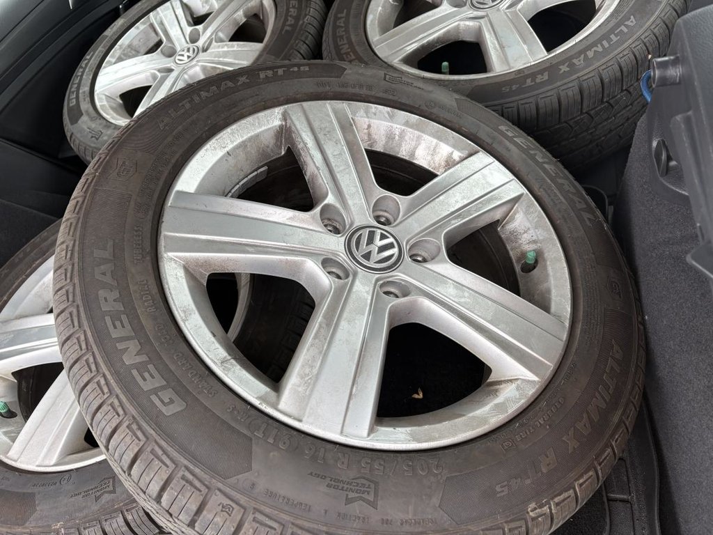 Volkswagen Golf Comfortline MANUELLE I 5 PORTES I CARPLAY I 2 SETS DE MAGS I CARPLAY I CAMERA I SIEGES CHAUFFANTS I 2021 à , Québec - 6 - w1024h768px