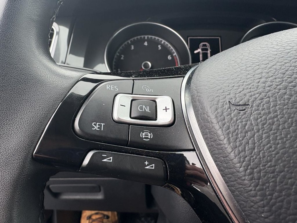 Volkswagen Golf Comfortline MANUELLE I 5 PORTES I CARPLAY I 2 SETS DE MAGS I CARPLAY I CAMERA I SIEGES CHAUFFANTS I 2021 à , Québec - 10 - w1024h768px