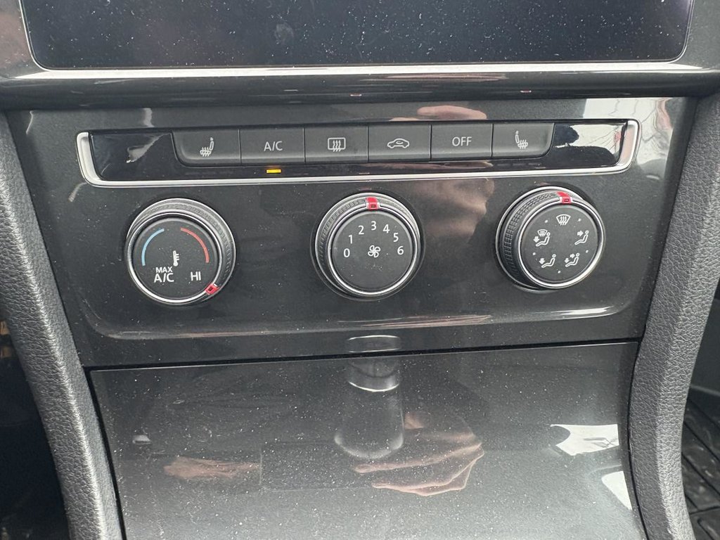 Volkswagen Golf Comfortline MANUELLE I 5 PORTES I CARPLAY I 2 SETS DE MAGS I CARPLAY I CAMERA I SIEGES CHAUFFANTS I 2021 à , Québec - 11 - w1024h768px