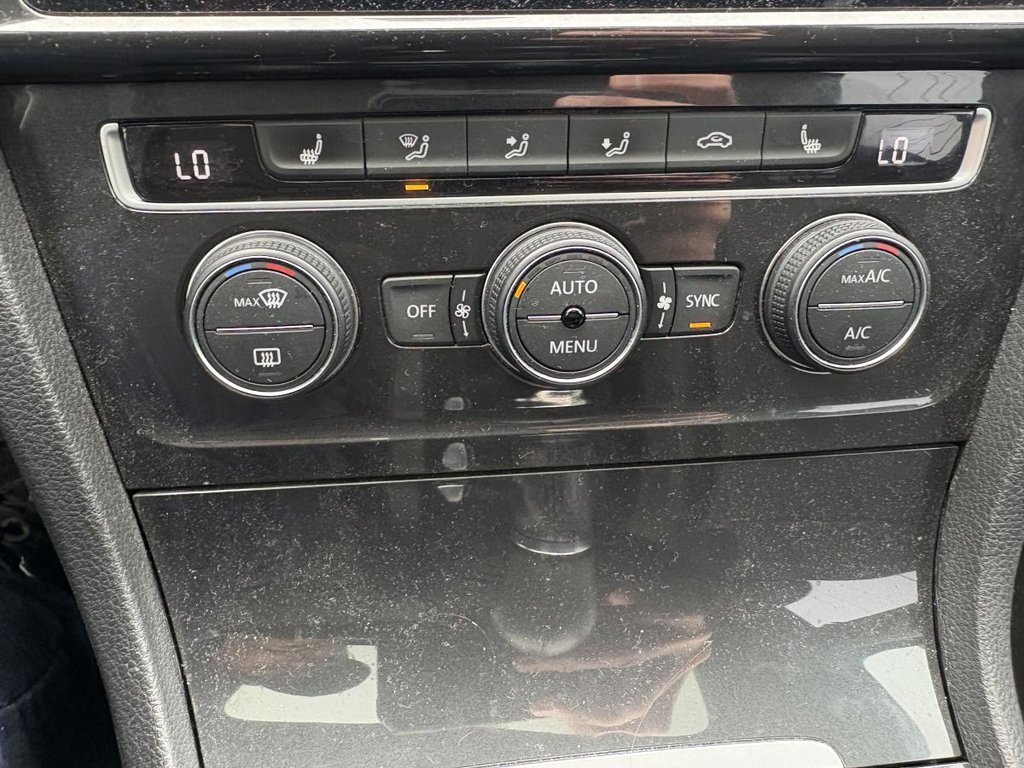 Volkswagen Golf Comfortline 5 portes avec boîte manuelle CUIR I TOIT OUVRANT I SIEGES CHAUFFANTS I CAMERA I DÉCURITÉ 2021 à Montréal, Québec - 13 - w1024h768px