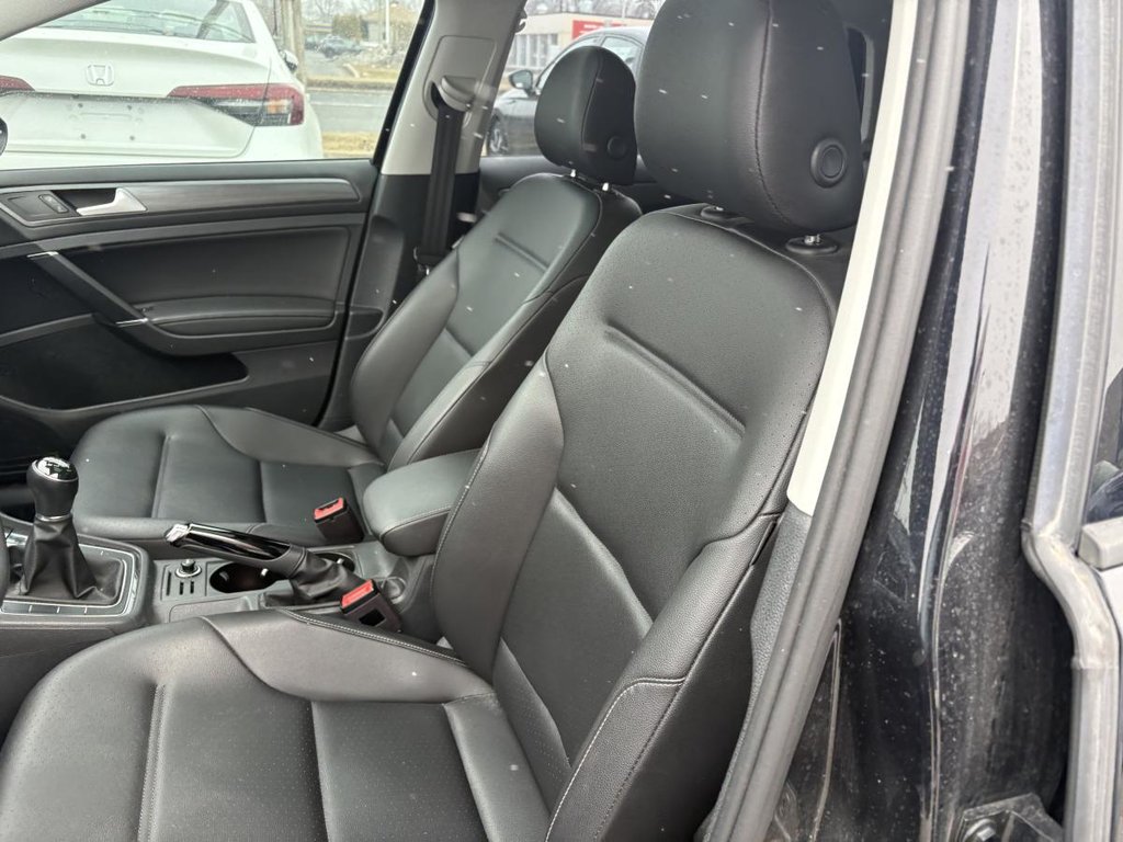 Volkswagen Golf Comfortline 5 portes avec boîte manuelle CUIR I TOIT OUVRANT I SIEGES CHAUFFANTS I CAMERA I DÉCURITÉ 2021 à Montréal, Québec - 7 - w1024h768px