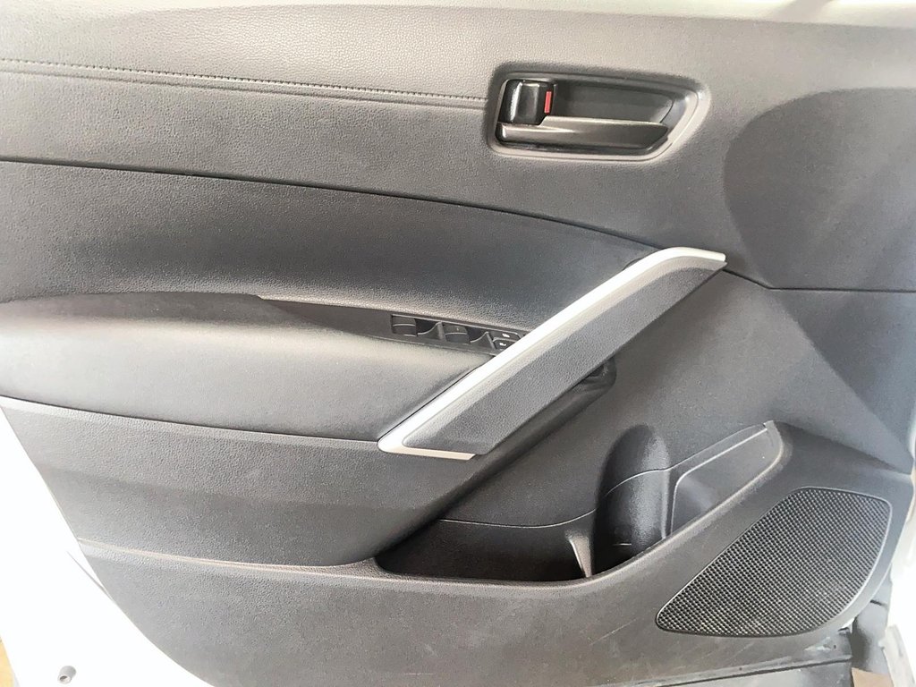 2023 Toyota COROLLA CROSS in Jonquière, Quebec - 10 - w1024h768px