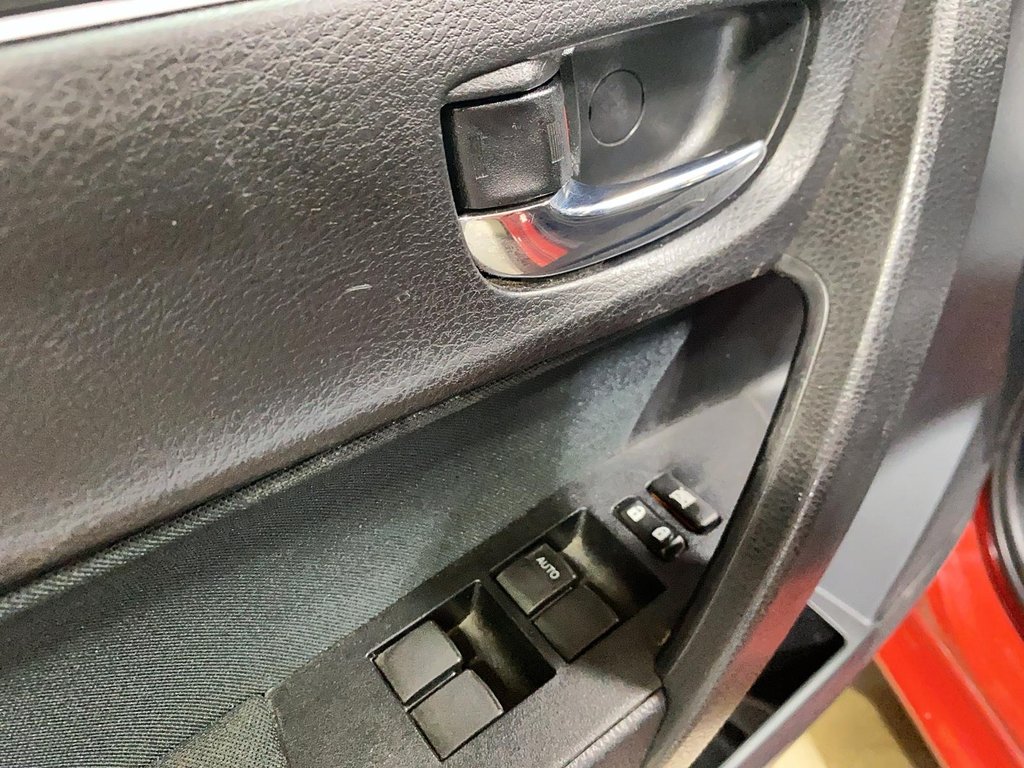 2017 Toyota Corolla in Jonquière, Quebec - 10 - w1024h768px