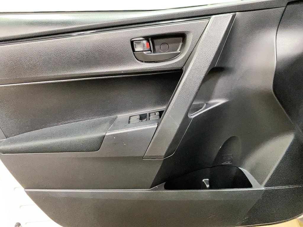 2017 Toyota Corolla in Chicoutimi, Quebec - 11 - w1024h768px