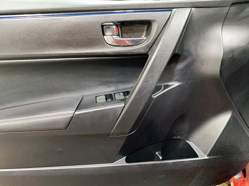 2017 Toyota Corolla in Baie-Comeau, Quebec - 9 - w1024h768px