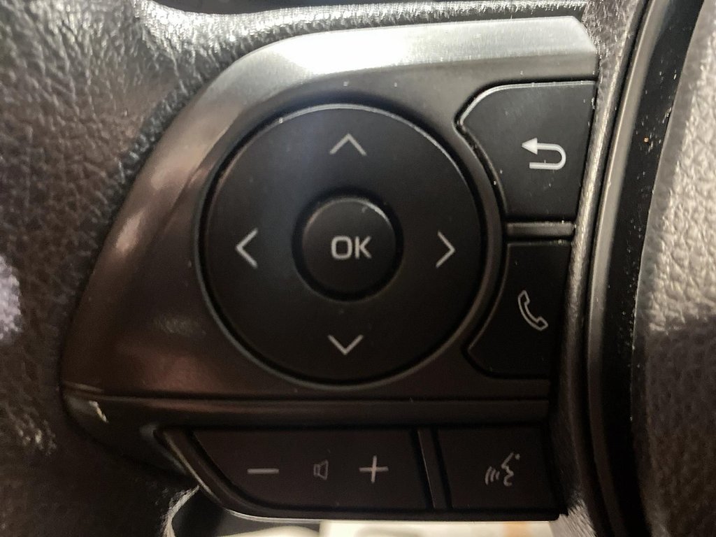 2020 Toyota Corolla in Jonquière, Quebec - 17 - w1024h768px
