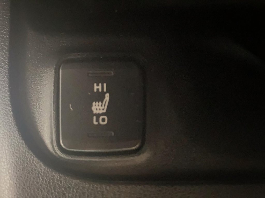 2020 Toyota Corolla in Jonquière, Quebec - 22 - w1024h768px