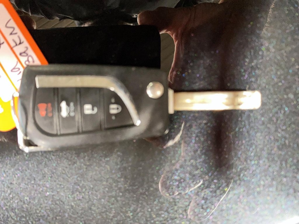 2020 Toyota Corolla in Sept-Îles, Quebec - 18 - w1024h768px