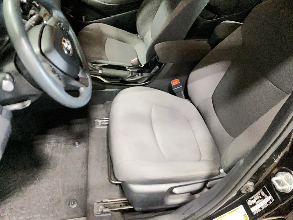 2020 Toyota Corolla in Sept-Îles, Quebec - 9 - w1024h768px