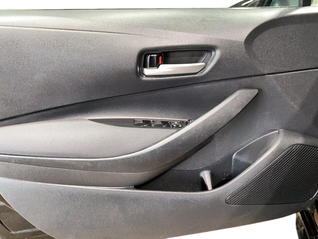 2020 Toyota Corolla in Sept-Îles, Quebec - 10 - w1024h768px