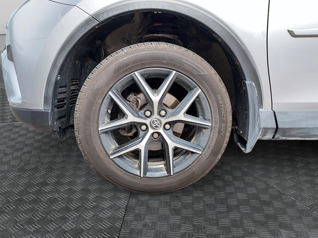 2017 Toyota RAV4 Hybrid in Sept-Îles, Quebec - 6 - w1024h768px