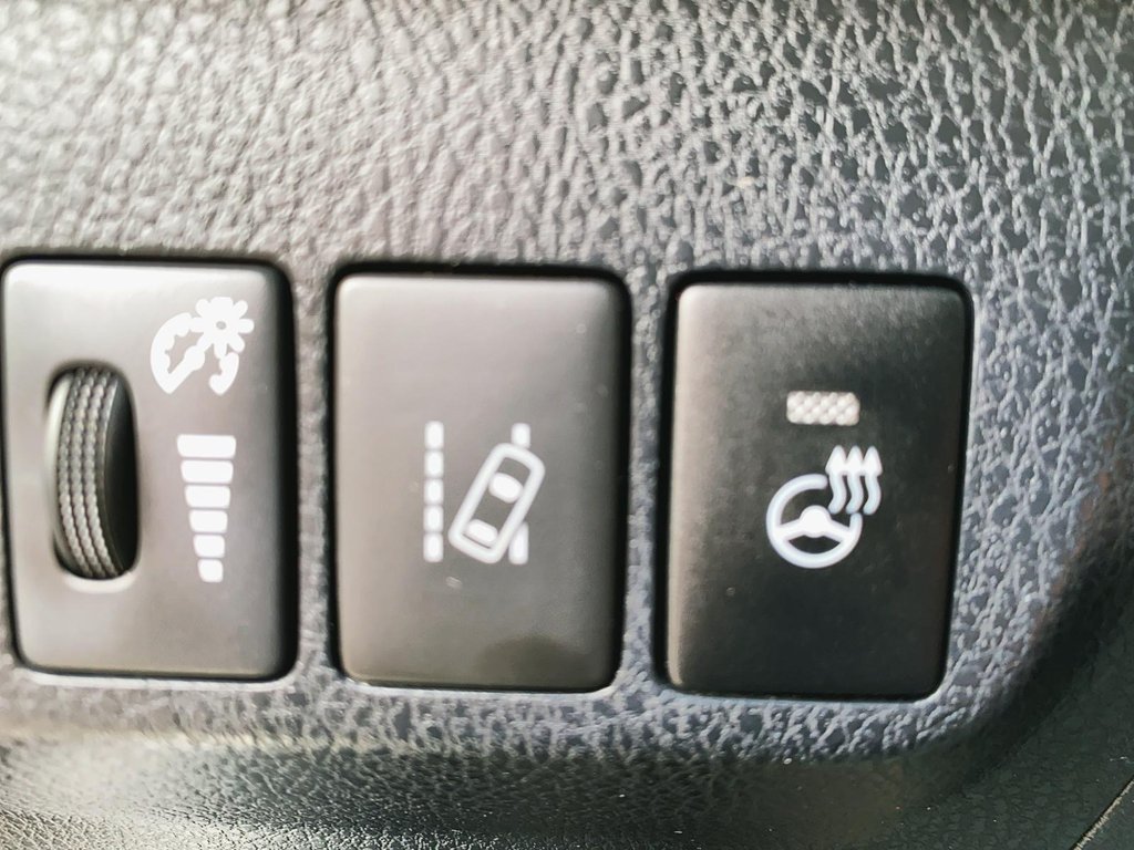2017 Toyota RAV4 Hybrid in Sept-Îles, Quebec - 16 - w1024h768px