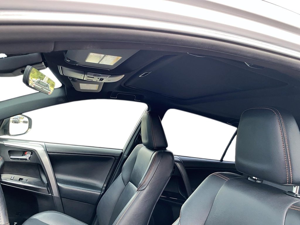 2017 Toyota RAV4 Hybrid in Sept-Îles, Quebec - 10 - w1024h768px
