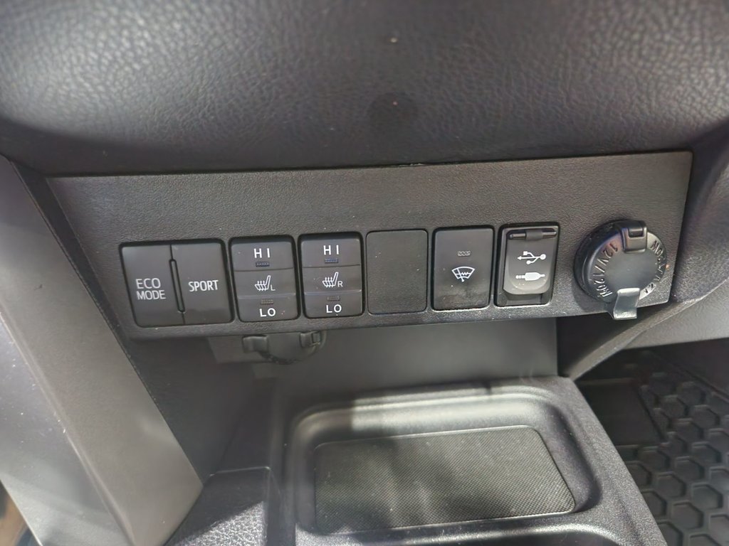 2018 Toyota RAV4 in Sept-Îles, Quebec - 19 - w1024h768px