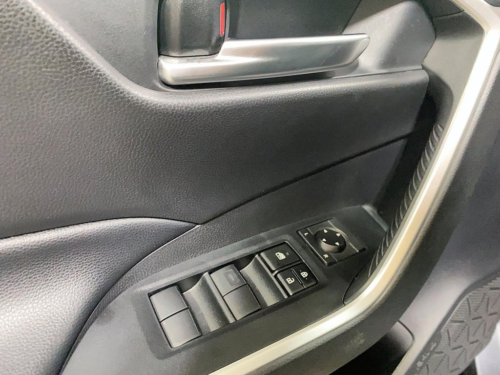 2020 Toyota RAV4 in Jonquière, Quebec - 10 - w1024h768px