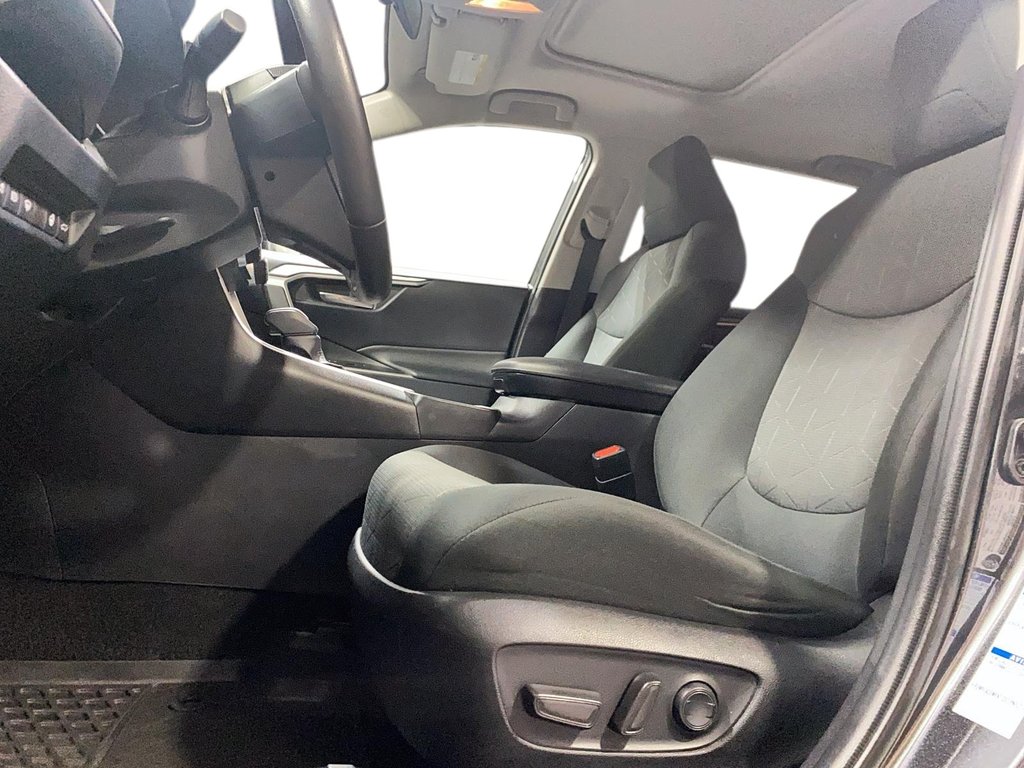 2020 Toyota RAV4 in Jonquière, Quebec - 8 - w1024h768px