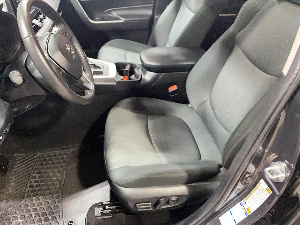 2020 Toyota RAV4 in Jonquière, Quebec - 8 - w1024h768px