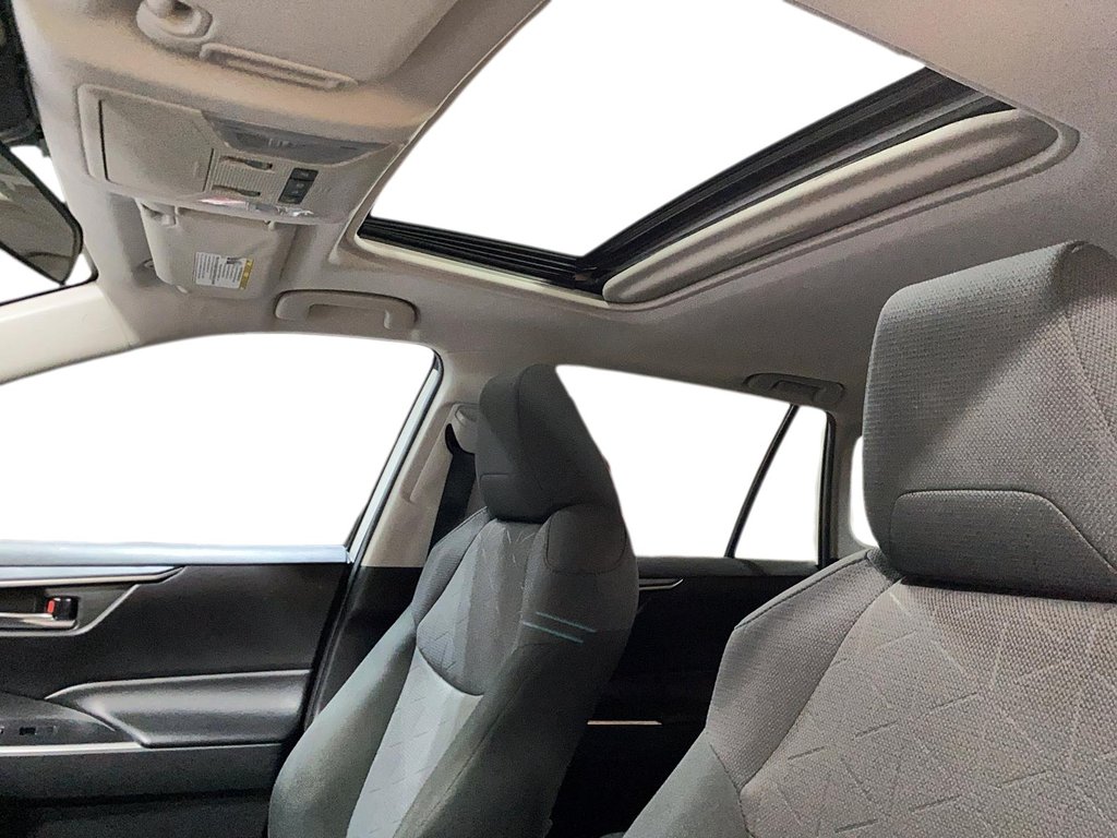 2020 Toyota RAV4 XLE in Jonquière, Quebec - 12 - w1024h768px