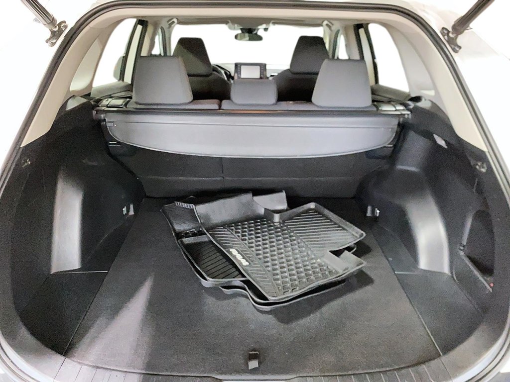 2020 Toyota RAV4 XLE in Jonquière, Quebec - 5 - w1024h768px