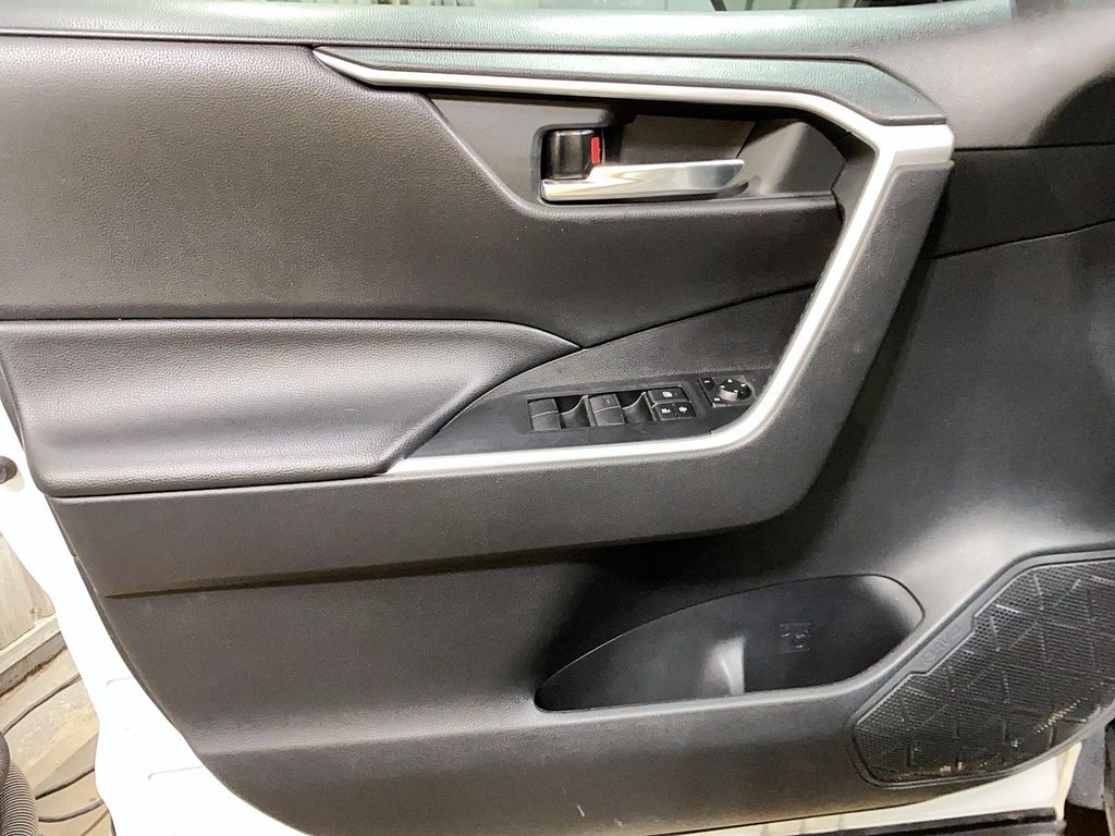 2020 Toyota RAV4 XLE in Jonquière, Quebec - 10 - w1024h768px