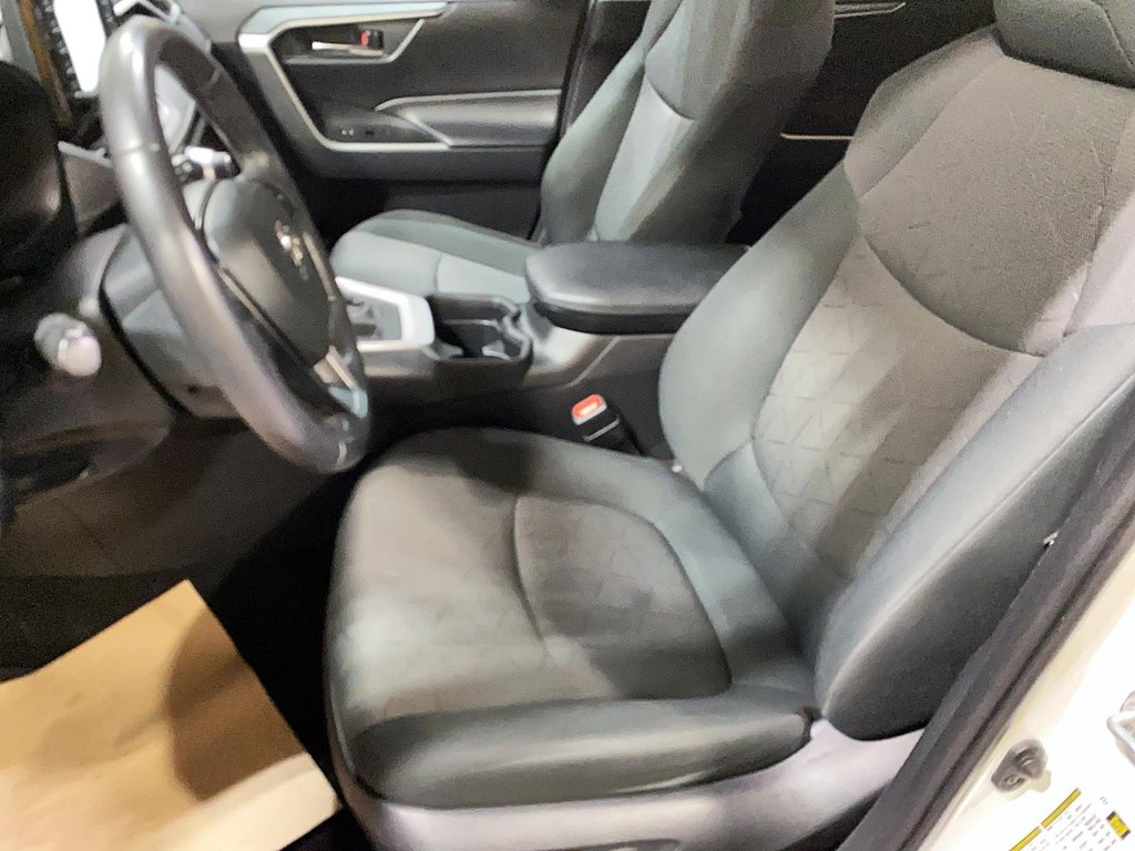 2020 Toyota RAV4 XLE in Jonquière, Quebec - 11 - w1024h768px