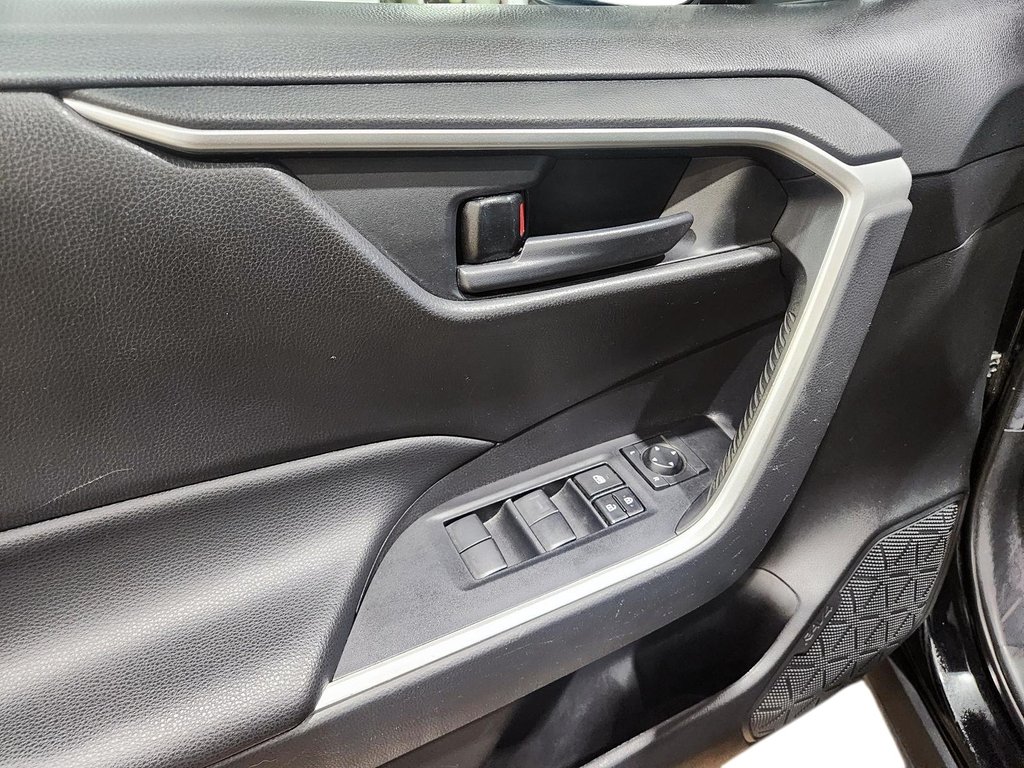 2021 Toyota RAV4 LE in Chicoutimi, Quebec - 16 - w1024h768px