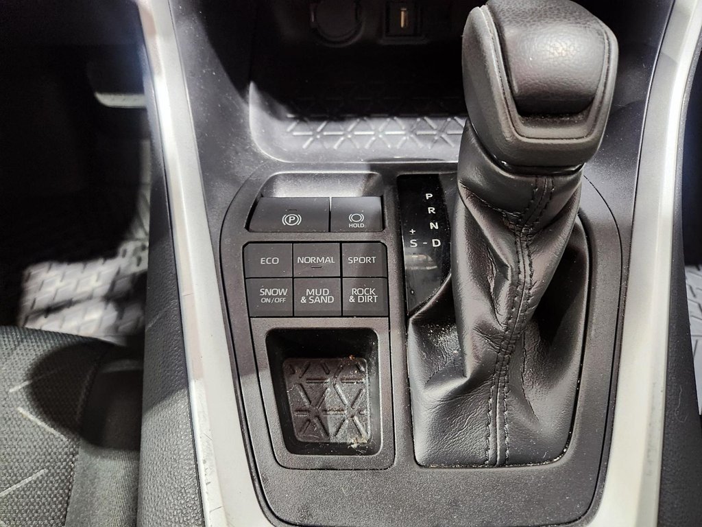 2021 Toyota RAV4 LE in Chicoutimi, Quebec - 20 - w1024h768px