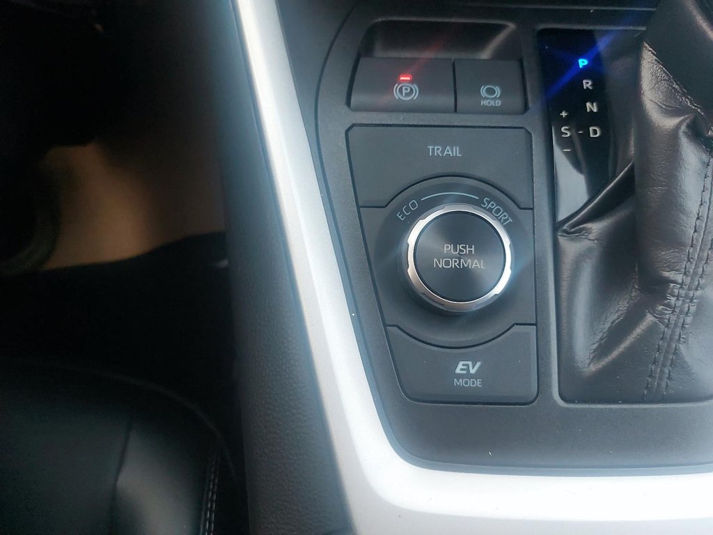 2025 Toyota RAV4 Hybrid XLE in Chicoutimi, Quebec - 17 - w1024h768px