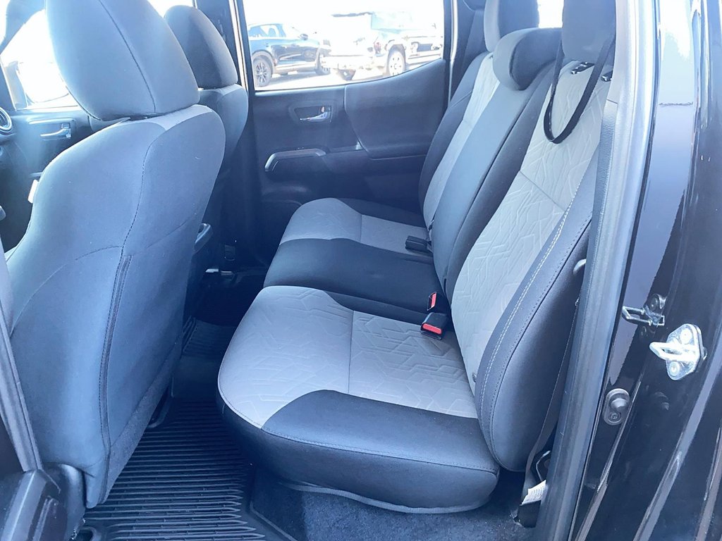 2020 Toyota Tacoma in Jonquière, Quebec - 8 - w1024h768px