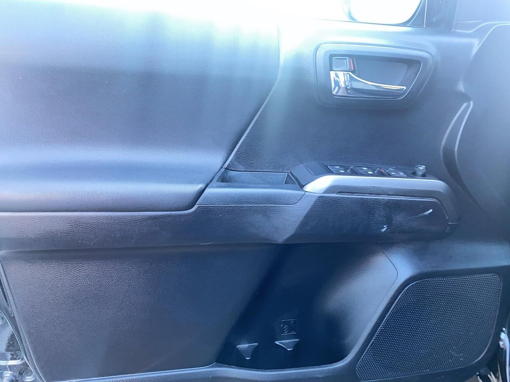 2020 Toyota Tacoma in Jonquière, Quebec - 10 - w1024h768px