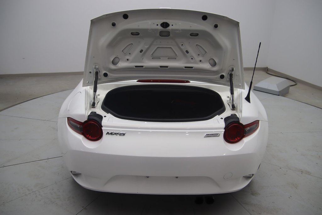 2016 Mazda MX-5 in Jonquière, Quebec - 15 - w1024h768px
