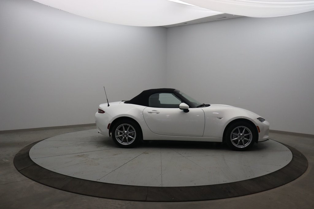 2016 Mazda MX-5 in Jonquière, Quebec - 3 - w1024h768px