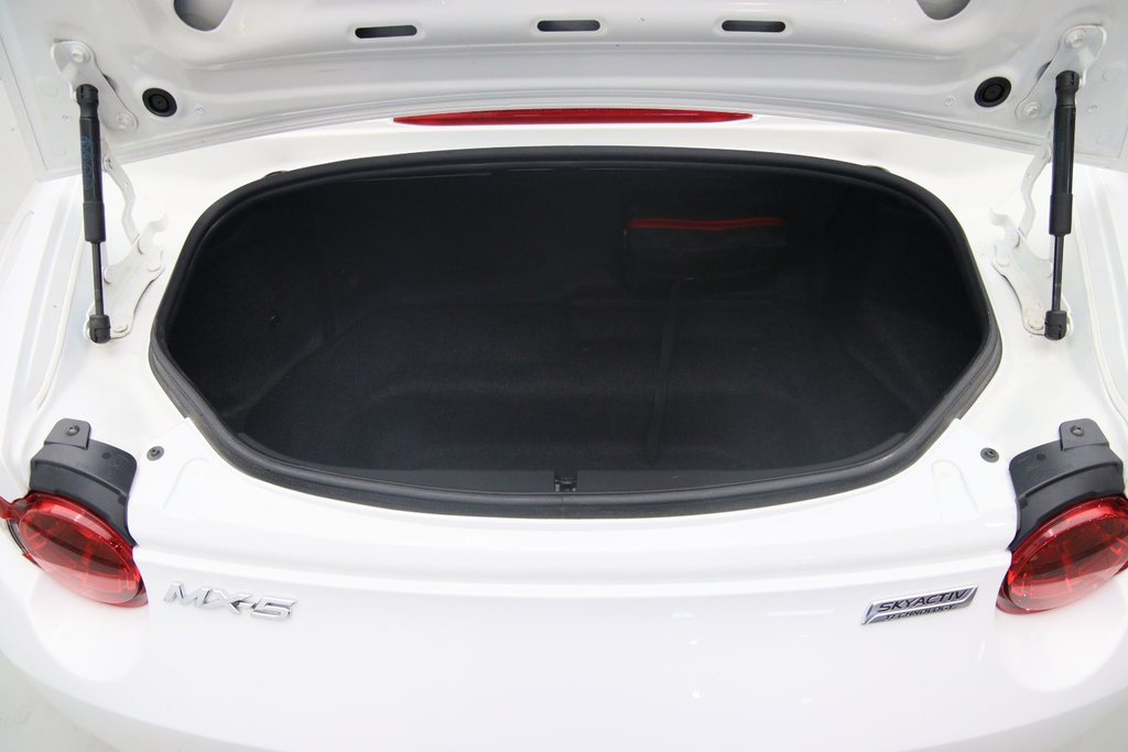 2017 Mazda MX-5 in Jonquière, Quebec - 14 - w1024h768px