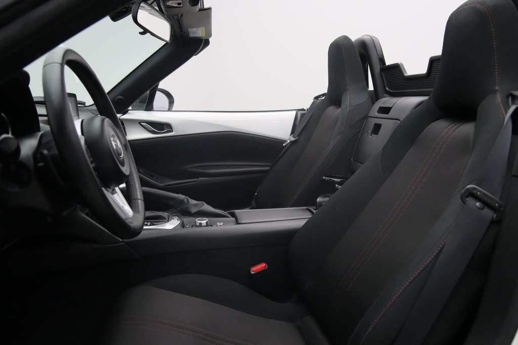 2017 Mazda MX-5 in Jonquière, Quebec - 6 - w1024h768px