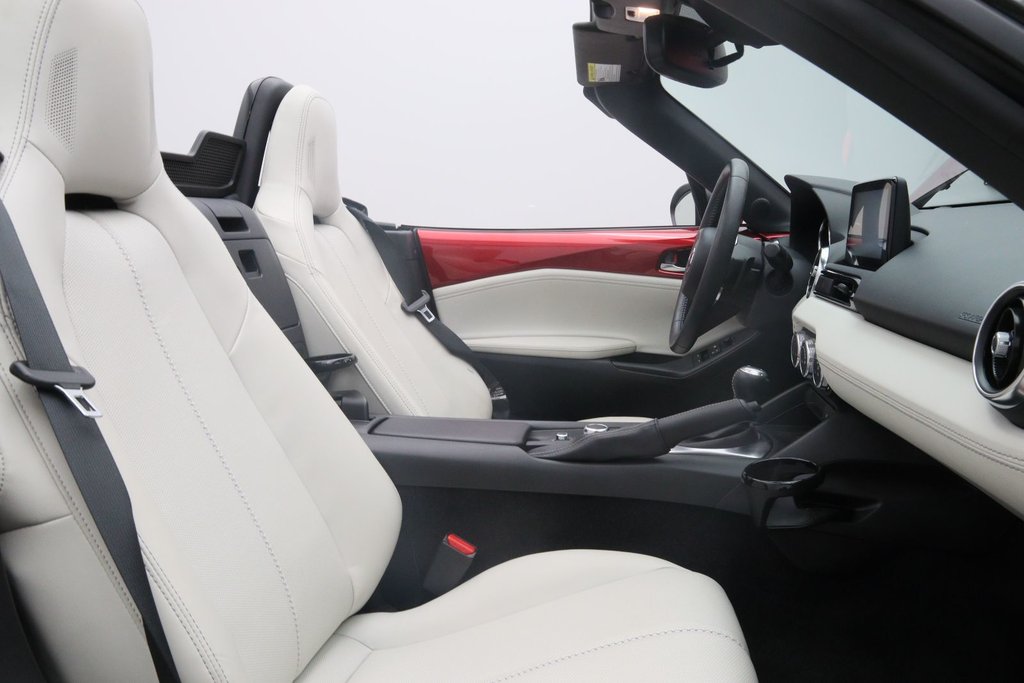 2023 Mazda MX-5 in Baie-Comeau, Quebec - 13 - w1024h768px