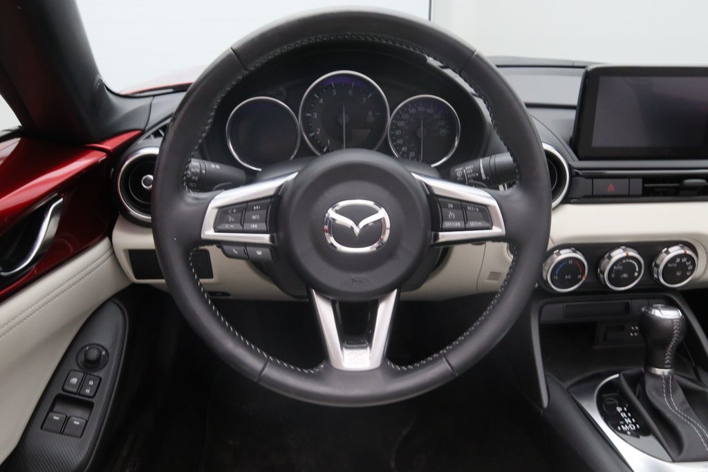 2023 Mazda MX-5 in Baie-Comeau, Quebec - 9 - w1024h768px