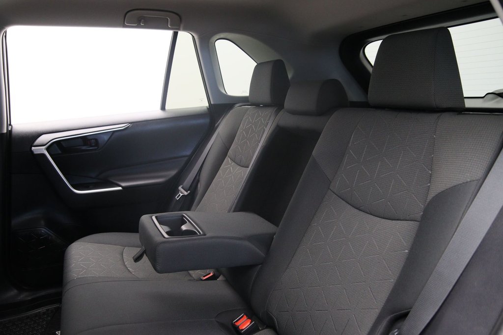 2021 Toyota RAV4 LE in Chicoutimi, Quebec - 8 - w1024h768px