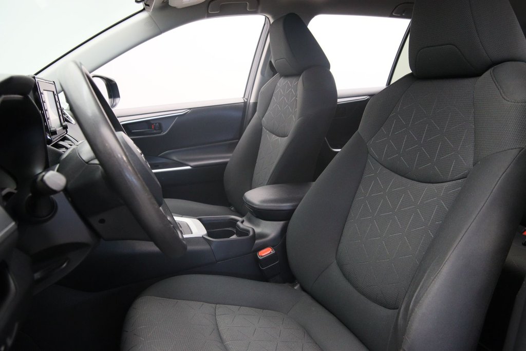 2021 Toyota RAV4 LE in Chicoutimi, Quebec - 6 - w1024h768px