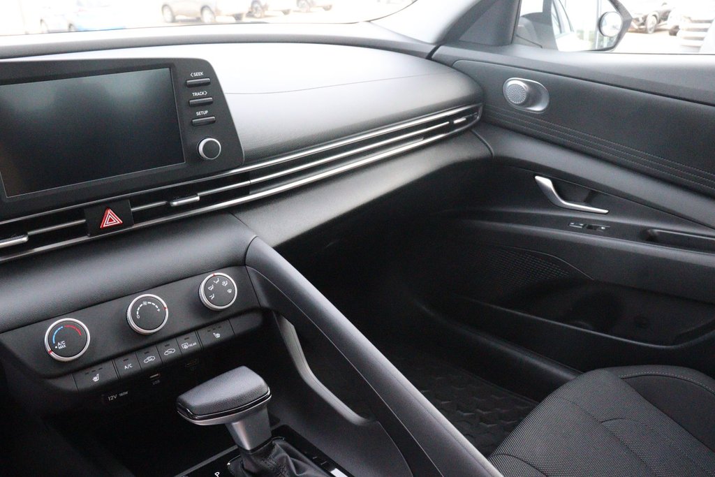 2022 Hyundai Elantra Essential in Jonquière, Quebec - 12 - w1024h768px