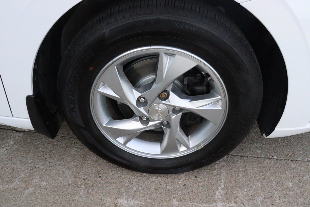 2022 Hyundai Elantra Essential in Jonquière, Quebec - 8 - w1024h768px